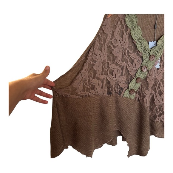 Pretty Angel Brown lace poncho-style blouse with green details, elegant - Picture 5 of 12